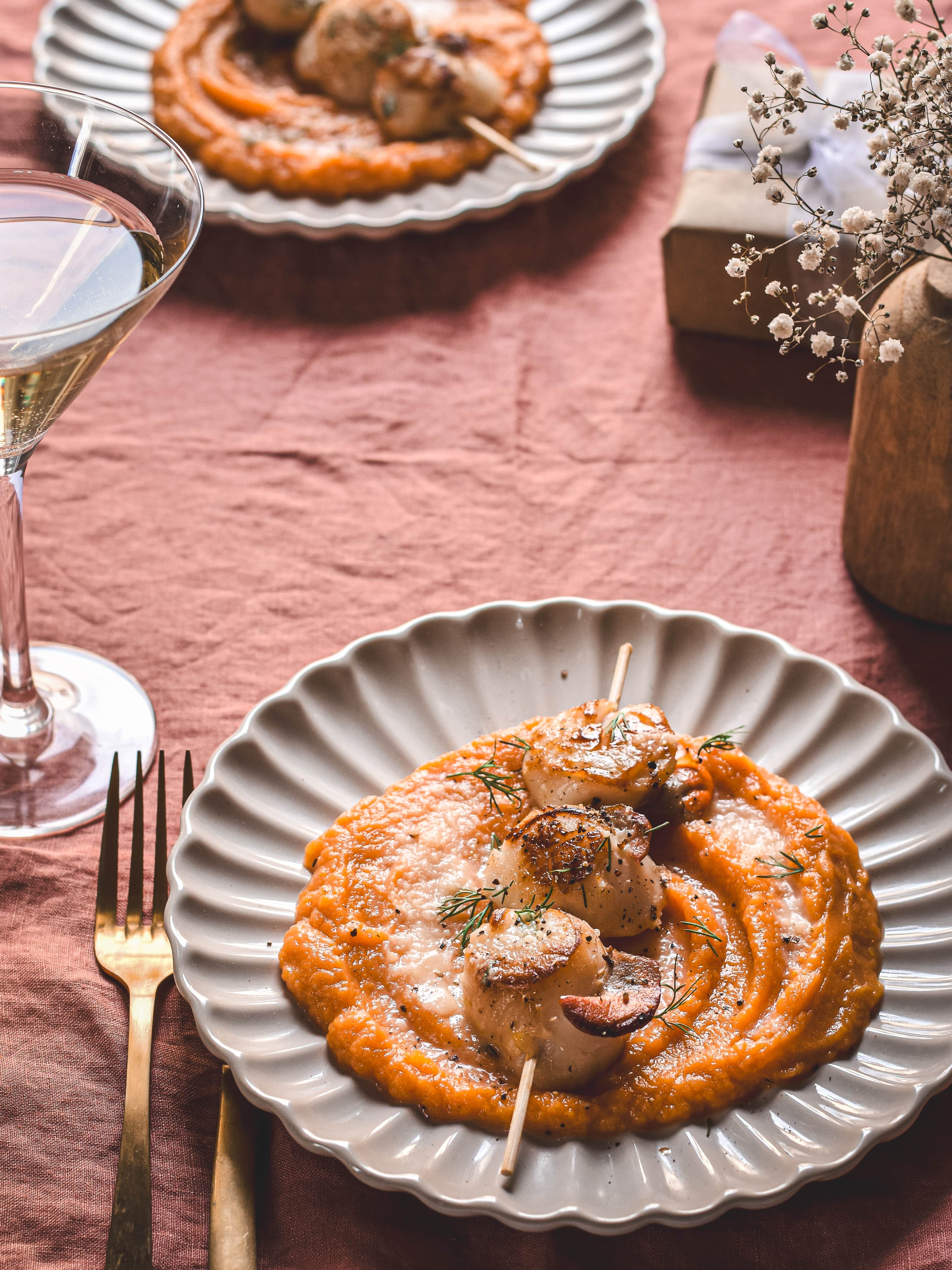 Brochettes de noix de Saint-Jacques de Normandie  à la purée de patate douce et sauce citron